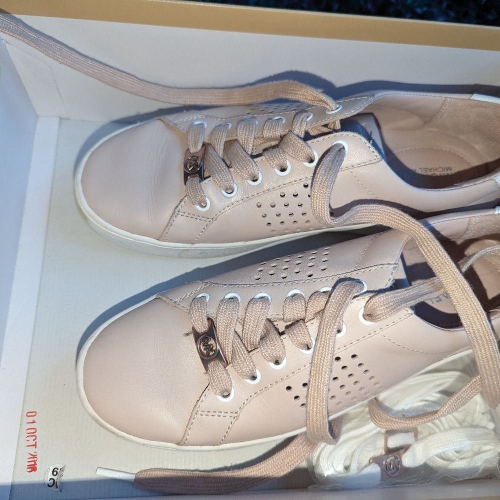 Michael Kors poppy lace up in soft pink